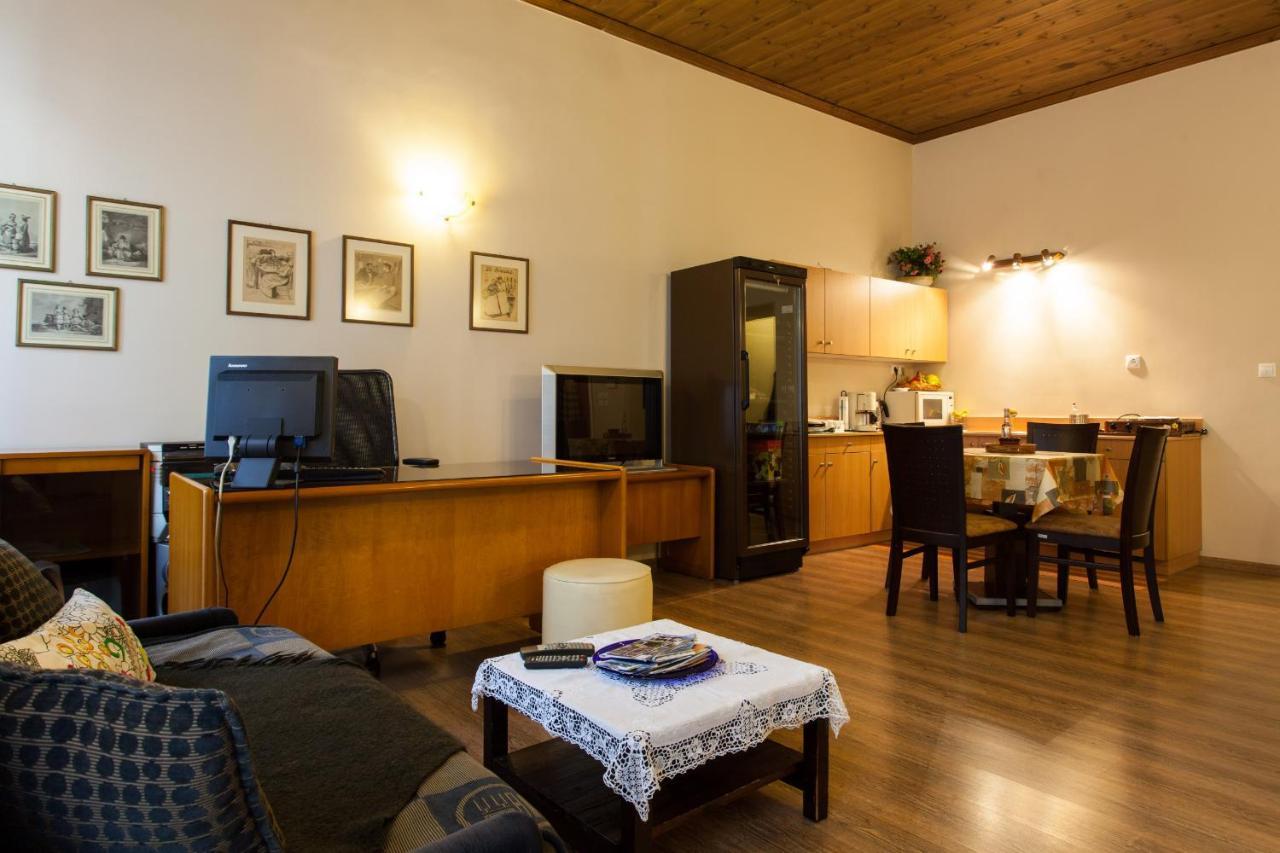 Psyri Neoclassical House Yard Free Parking Atenas Exterior foto